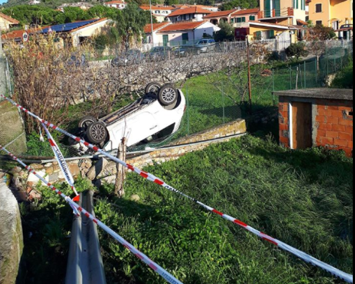 Imperia: auto si cappotta a Piani, ferita una diciannovenne (foto) Imperia: auto si cappotta a Piani, ferita una diciannovenne (foto)