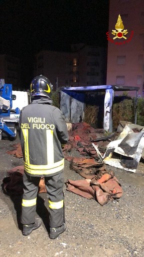 Arma di Taggia, incendiato  nella notte un container nel parcheggio Sant'Erasmo: vigili del fuoco in azione (foto e video)