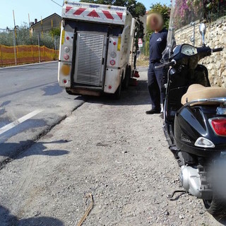 San Bartolomeo al Mare: Vespa contro una spazzatrice della Eco Seib, ferita coppia di gioiellieri di Diano Marina