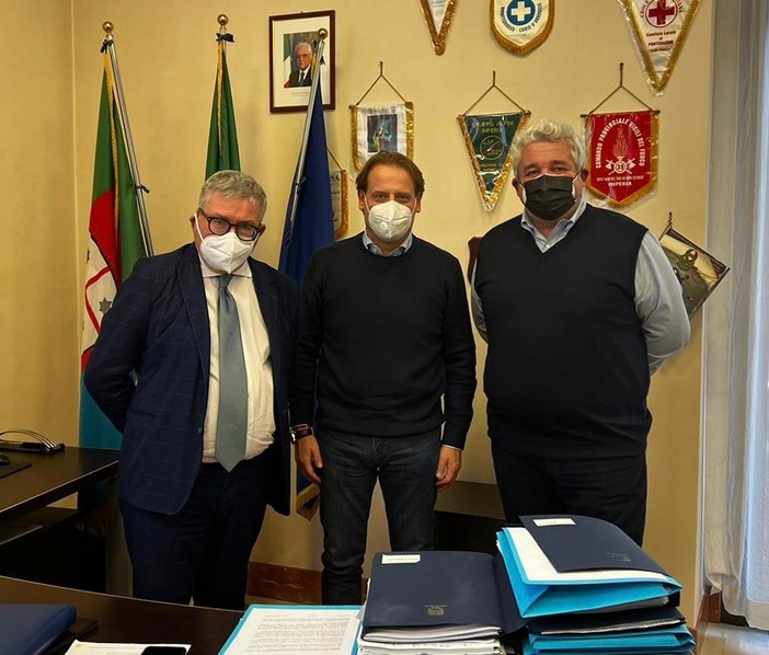 Concessioni demaniali marittime: l'assessore Marco Scajola incontra il SIB "Auspichiamo incontro con il governo per superare le incertezze" Concessioni demaniali marittime: l'assessore Marco Scajola incontra il SIB "Auspichiamo incontro con il governo per superare le incertezze"