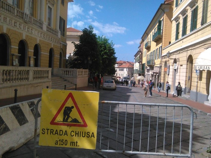 Imperia: i lavori di pedonalizzazione di via Cascione iniziano con un blitz dei carabinieri. Capacci: "Hanno acquisito della documentazione, ma è tutto in regola" Imperia: i lavori di pedonalizzazione di via Cascione iniziano con un blitz dei carabinieri. Capacci: "Hanno acquisito della documentazione, ma è tutto in regola"