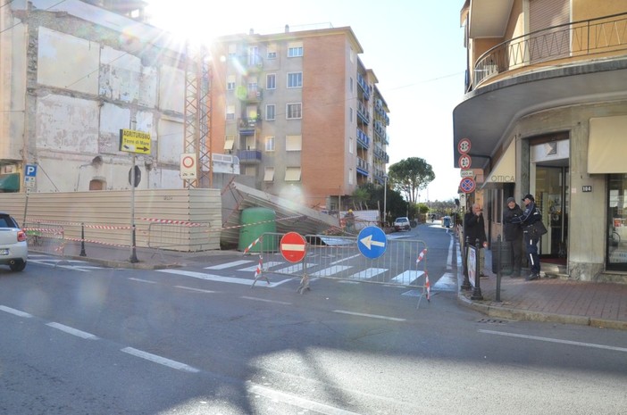 Vallecrosia: impalcatura di un cantiere si accascia sulla strada, nessuna persona ferita (Foto e Video) Vallecrosia: impalcatura di un cantiere si accascia sulla strada, nessuna persona ferita (Foto e Video)