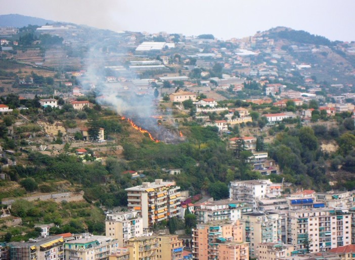 Sanremo: incendio nella zona di Madonna della Costa, intervento dei Vigili del Fuoco (FOTO e VIDEO)