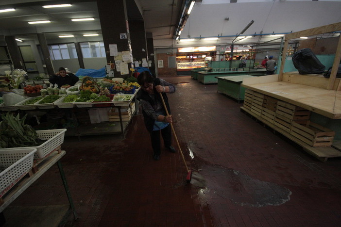 Sanremo: infiltrazione d'acqua dalle lampade sul soffitto del mercato annonario, gravi disagi per i commercianti Sanremo: infiltrazione d'acqua dalle lampade sul soffitto del mercato annonario, gravi disagi per i commercianti