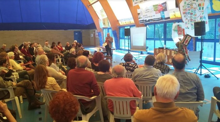 Ventimiglia: pomeriggio inteso ieri al Palaroya per il convegno pubblico organizzato in occasione della nascita del circolo ARCI Al Confine (foto) Ventimiglia: pomeriggio inteso ieri al Palaroya per il convegno pubblico organizzato in occasione della nascita del circolo ARCI Al Confine (foto)