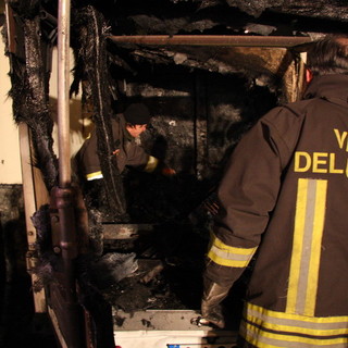 A Riva Ligure e Trucco di Ventimiglia due incendi a dei mezzi: in fiamme un furgone abbandonato usato come rifugio da qualche disperato