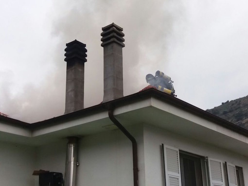 Vallecrosia: incendio nella città alta, in fiamme il tetto di un'abitazione, pronto intervento dei Vigili del Fuoco
