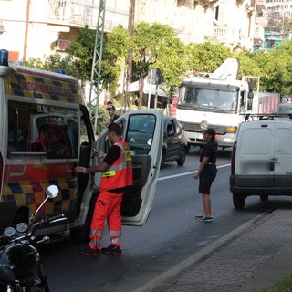 Ospedaletti: scontro tra una Vespa ed un Kangoo all'incrocio con via della Noria, un ferito lieve