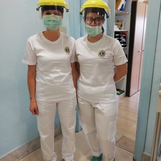 Il Lions Club Ventimiglia dona magliette a sanitari del reparto Covid dell'Ospedale di Sanremo
