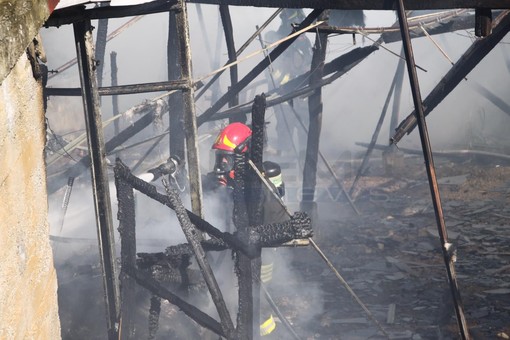 Sanremo: vasto incendio distrugge una serra ed un deposito per gli attrezzi in strada La Colla (Foto e Video)