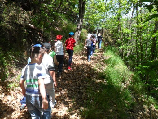 I bambini della scuola primaria A.Volta in gita alla fattoria "La vallata" a San Giovanni di Stella.