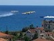 Sfreccia in motoscafo mentre due Canadair planano sul mare: rischio impatto davanti all'isola Gallinara (Video)