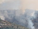 Nella foto, l'elicottero della regione mentre sorvola l'area dell'incendio