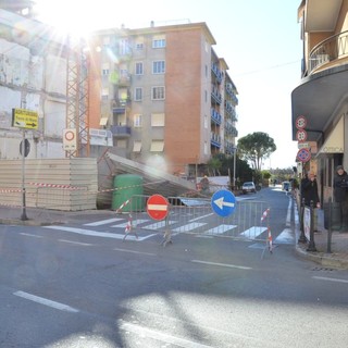 Vallecrosia: impalcatura di un cantiere si accascia sulla strada, nessuna persona ferita (Foto e Video)