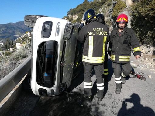 Ventimiglia: anziana in auto si ribalta in via Porta Canarda, ferita lievemente