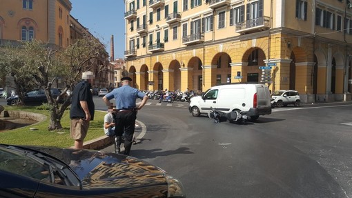 Imperia: scontro tra un furgone e una moto alla rotonda di piazza Dante, ferito lievemente il centauro