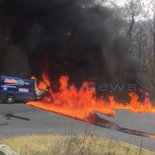 Molini di Tiora: corto circuito ad un 'corriere', distrutto il furgone ed anche i pacchi in consegna (Foto) Molini di Tiora: corto circuito ad un 'corriere', distrutto il furgone ed anche i pacchi in consegna (Foto)