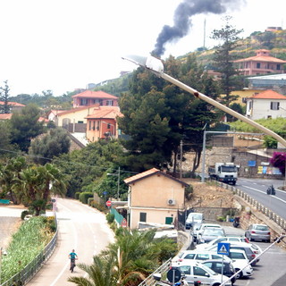 Santo Stefano al Mare: divampa incendio tra le campagne, intervento dell'elicottero e delle squadre a terra (Foto)