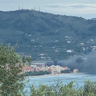 San Bartolomeo al Mare: grande incendio in via Roma, a fuoco il magazzino di un gommista, quattro intossicati (Foto e video) San Bartolomeo al Mare: grande incendio in via Roma, a fuoco il magazzino di un gommista, quattro intossicati (Foto e video)