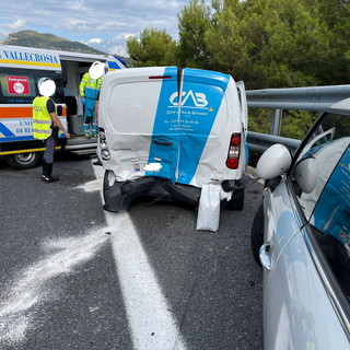 Ventimiglia, incidente sull’A10: tre feriti e quattro i mezzi coinvolti (foto)