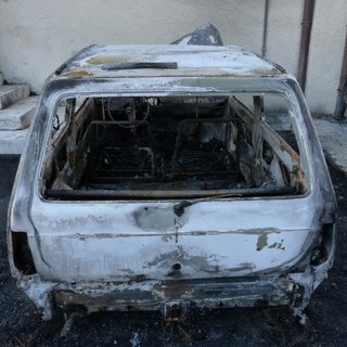 Ventimiglia: auto distrutta dalle fiamme questa mattina nella zona di Peglia