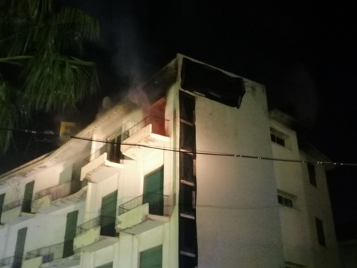 Diano Marina: incendio all'interno dell'ex Hotel Teresa, le fiamme all'ultimo piano dell'albergo abbandonato