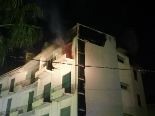 Diano Marina: incendio all'interno dell'ex Hotel Teresa, le fiamme all'ultimo piano dell'albergo abbandonato Diano Marina: incendio all'interno dell'ex Hotel Teresa, le fiamme all'ultimo piano dell'albergo abbandonato