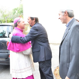 Sanremo: l'abbraccio tra Monsignor Suetta e la Comunità Religiosa Islamica: "Le diversità devono essere rispettate perché Dio l'ha voluto"