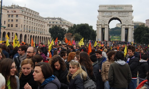 Una folta rappresentanza del Circolo del PD di Bordighera a Genova alla manifestazione di Libera. Le foto