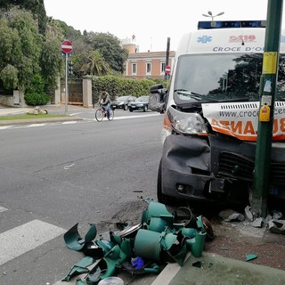 Imperia: grave incidente tra un'ambulanza e un'auto al semaforo di viale Matteotti, gravi due militi (Foto) Imperia: grave incidente tra un'ambulanza e un'auto al semaforo di viale Matteotti, gravi due militi (Foto)