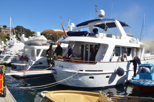 Sanremo: cortocircuito su uno yacht ormeggiato a Portosole, una spessa coltre di fumo ma per fortuna nessun ferito Sanremo: cortocircuito su uno yacht ormeggiato a Portosole, una spessa coltre di fumo ma per fortuna nessun ferito