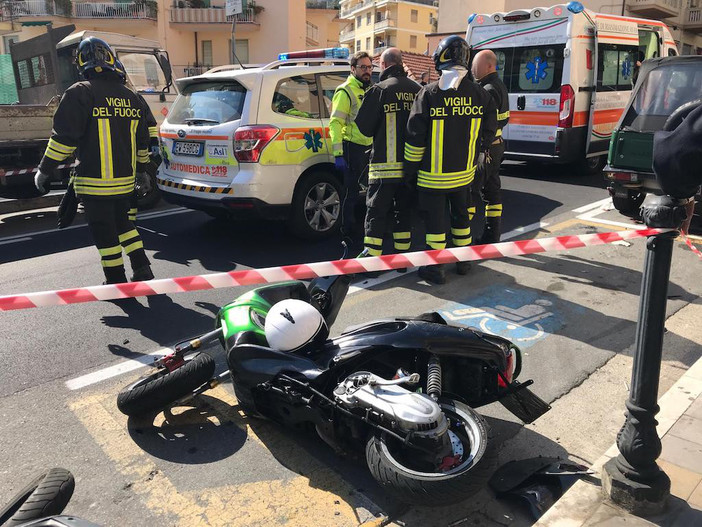 Sanremo: giovane perde controllo dello scooter e si schianta contro alcuni mezzi posteggiati (Foto) Sanremo: giovane perde controllo dello scooter e si schianta contro alcuni mezzi posteggiati (Foto)