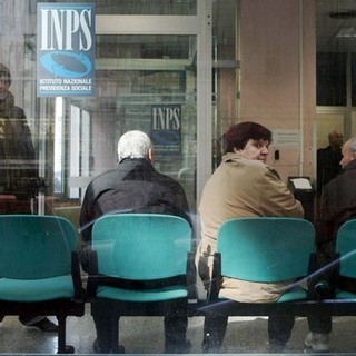 Coronavirus, le pensioni verranno pagate scaglionate per evitare assembramenti in Posta Coronavirus, le pensioni verranno pagate scaglionate per evitare assembramenti in Posta