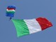 Sanremo: per avverse condizioni meteo il tricolore non ha sventolato nei cieli della città, però la manifestazione dei paracadutisti è stata comunque un successo Sanremo: per avverse condizioni meteo il tricolore non ha sventolato nei cieli della città, però la manifestazione dei paracadutisti è stata comunque un successo
