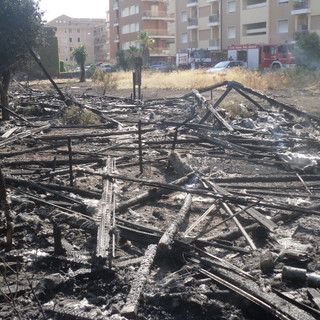 Ventimiglia: rogo distrugge serra abbandonata, un gioco finito male Ventimiglia: rogo distrugge serra abbandonata, un gioco finito male