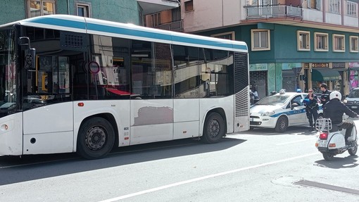 Sanremo, scontro auto-bus all'uscita della galleria Francia: intervento della polizia locale (foto)