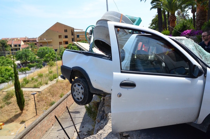 Sanremo: pick-up contro un camion in via Val d'Olivi, gravemente ferito un uomo