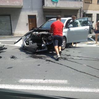 Imperia: incidente in tarda mattinata, scontro tra auto e camion in via Garessio (foto)