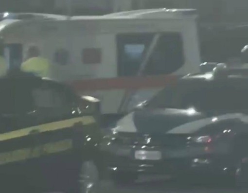 FlixBus fermo per oltre due ore sull'A10 a Castellaro: l'allarme di un passeggero fa scattare i controlli, interviene anche il 118 FlixBus fermo per oltre due ore sull'A10 a Castellaro: l'allarme di un passeggero fa scattare i controlli, interviene anche il 118