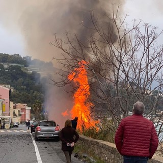 Bussana: paura per un grosso incendio sulla spiaggia, fiamme visibili da diversi chilometri (foto e video)