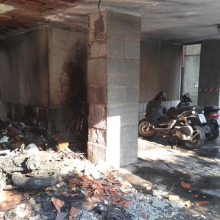Imperia: incendio distrugge alcuni motorini in via Vecchia Piemonte, potrebbe essere di origine dolosa