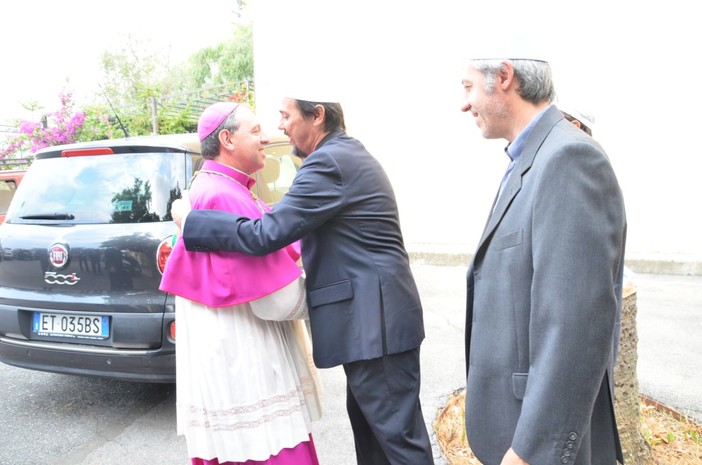 Sanremo: l'abbraccio tra Monsignor Suetta e la Comunità Religiosa Islamica: "Le diversità devono essere rispettate perché Dio l'ha voluto"