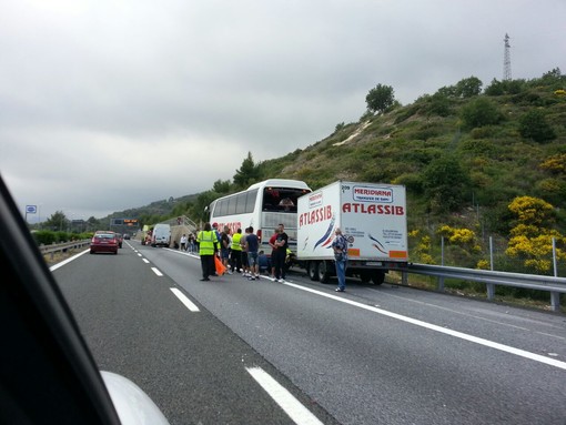 Imperia: scontro autobus-furgone sull'Autofiori fortunatamente senza gravi conseguenze