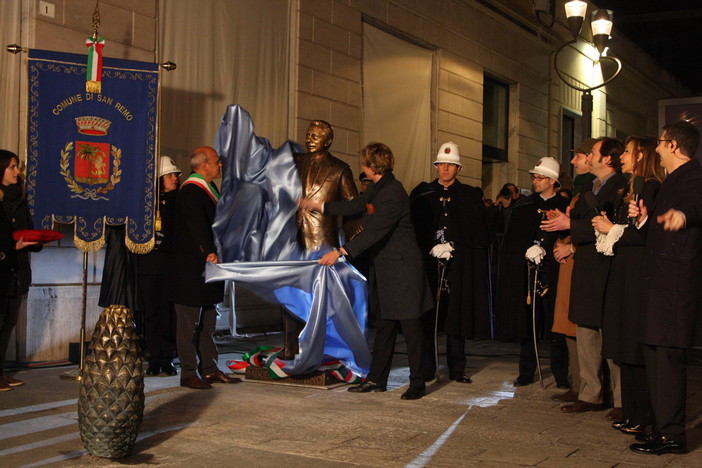 Festival di Sanremo: grande folla per l'inaugurazione della statua di Mike Bongiorno, una festa in 'allegria'