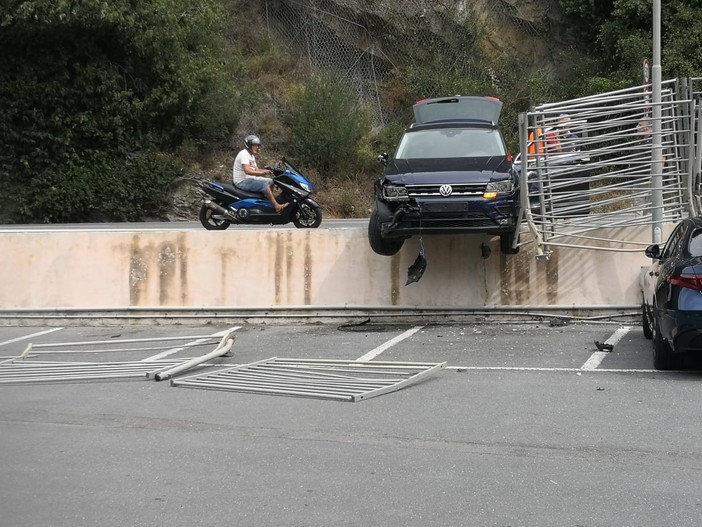 Pontedassio: col suv sfonda la ringhiera e resta in bilico sopra il parcheggio dell'Ekom (foto) Pontedassio: col suv sfonda la ringhiera e resta in bilico sopra il parcheggio dell'Ekom (foto)