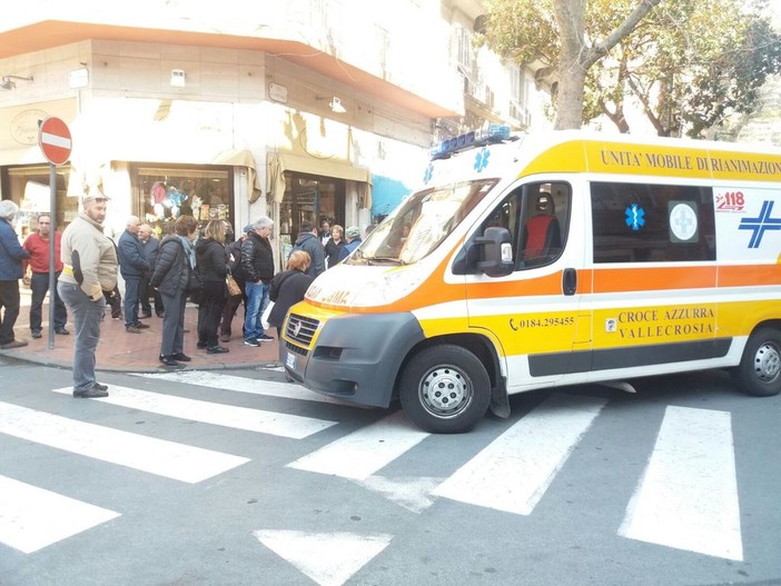 Ventimiglia: brutta caduta e conseguente svenimento per una signora settantenne oggi in centro Ventimiglia: brutta caduta e conseguente svenimento per una signora settantenne oggi in centro