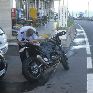 Ospedaletti: Capo Pino, centauro tampona un furgoncino francese e si ferisce