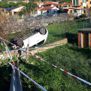 Imperia: auto si cappotta a Piani, ferita una diciannovenne (foto)