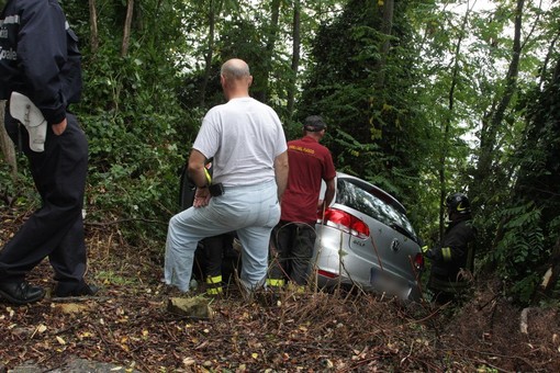 Sanremo: fuori strada con una Volkswagen Golf nei pressi di San Romolo, lievi ferite per una coppia tedesca Sanremo: fuori strada con una Volkswagen Golf nei pressi di San Romolo, lievi ferite per una coppia tedesca