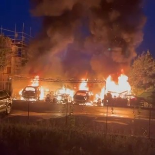 Incendio in via Diano San Pietro, tre auto distrutte dalle fiamme nei pressi del supermercato (foto e video)